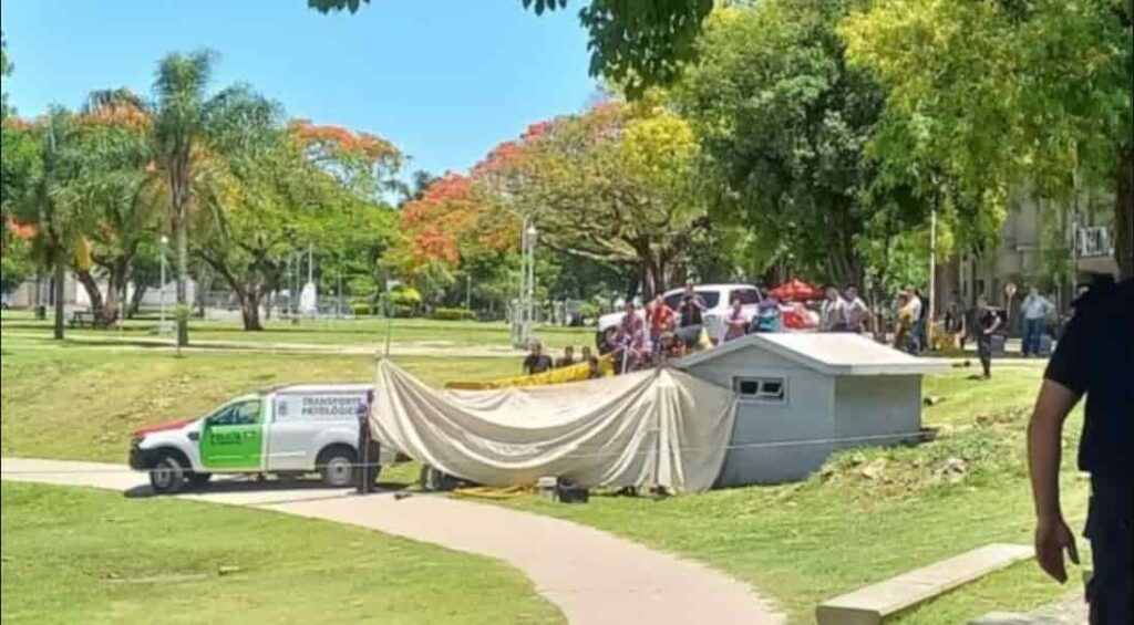 Tragedia en Corrientes: un joven entró a una casilla a orinar, se cayó a un pozo de agua y murió ahogado