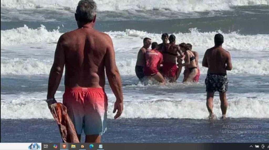 Un turista de 59 años murió ahogado frente a su familia en una playa de Claromecó