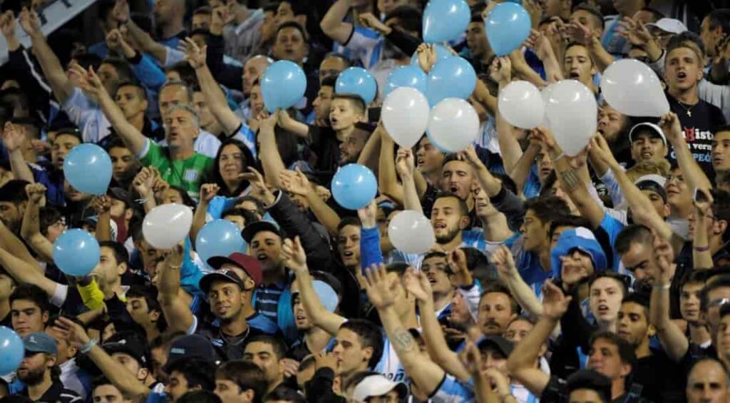 Quiénes son los dos hinchas de Racing que fueron baleados en un robo en una playa de Brasil