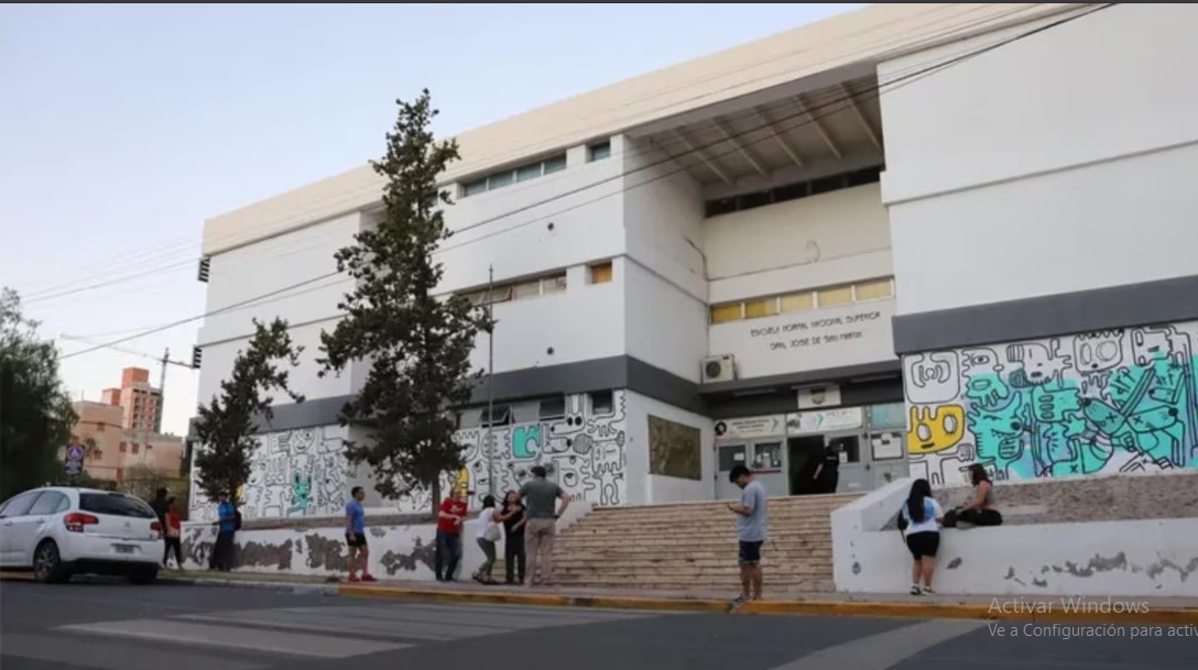Salvaje golpiza en una escuela de Neuquén: una madre y su hija le pegaron a la directora hasta desfigurarla