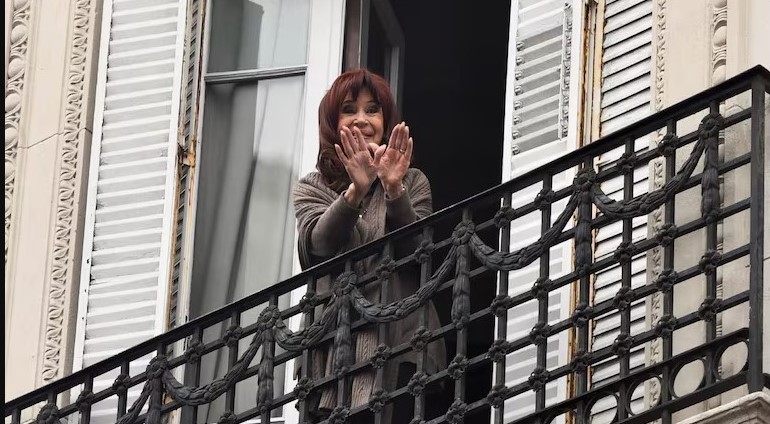 Embargos y nuevos juicios: el complejo panorama que enfrentará Cristina Kirchner desde su prisión domiciliaria