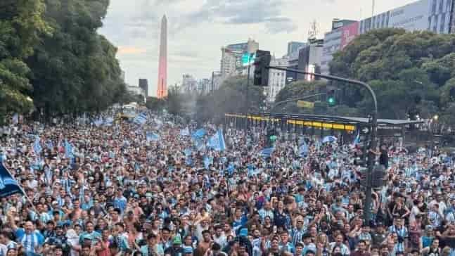 Impresionante recibimiento a Racing en el Obelisco tras la consagración en la Copa Sudamericana