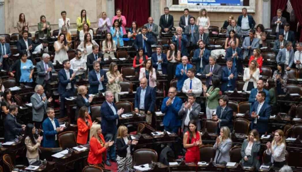 La oposición busca derogar el decreto del canje de deuda y el oficialismo intenta avanzar con el Presupuesto