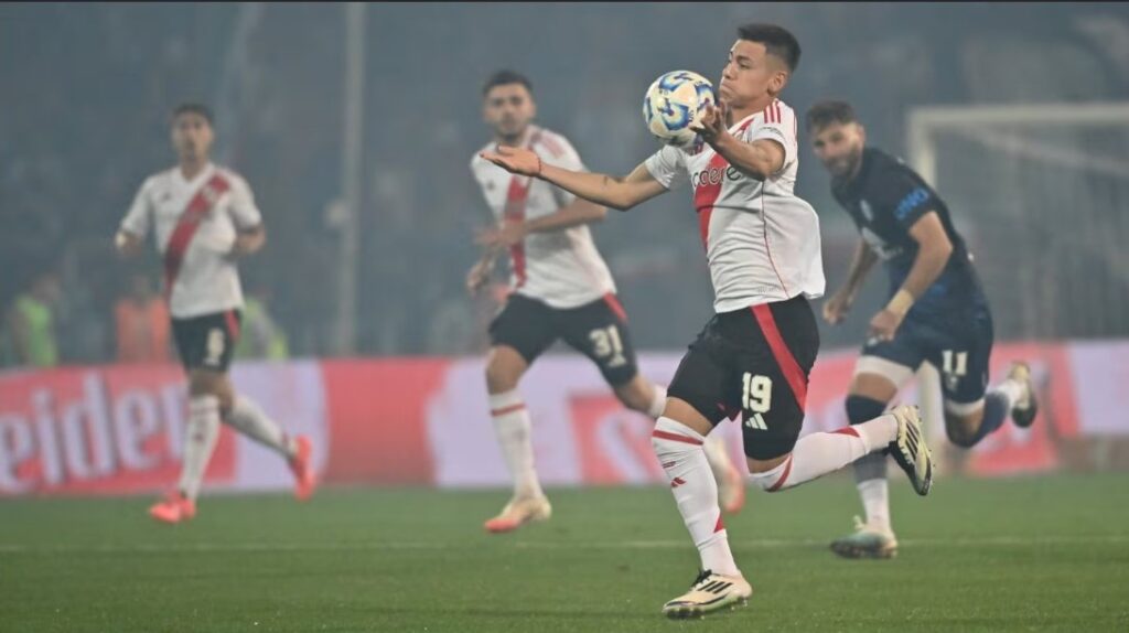River confirmó la lesión de Claudio Echeverri: cuántos partidos se perderá