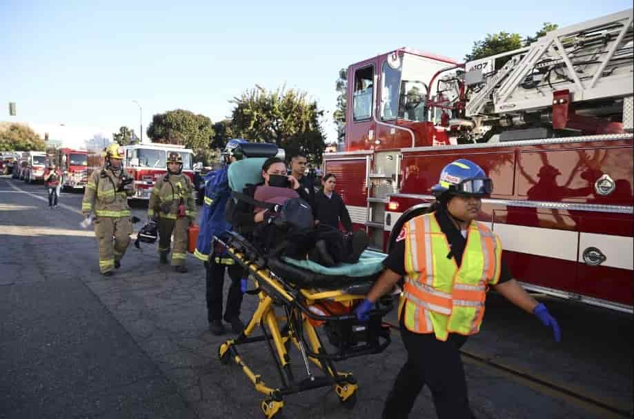 Una avioneta se estrelló contra un almacén en California: hay al menos dos muertos