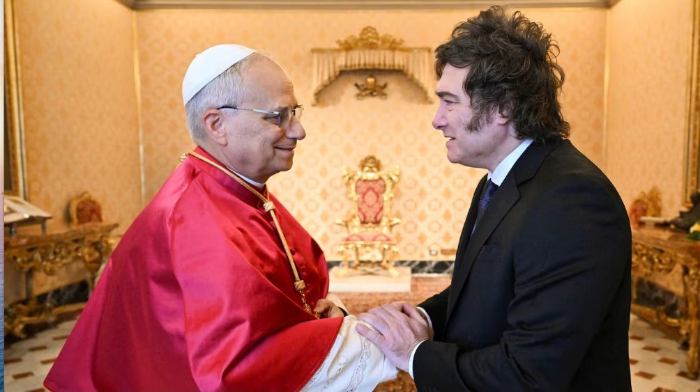 Javier Milei tuvo su primera reunión con el papa León XIV, quien le anunció que visitará la Argentina