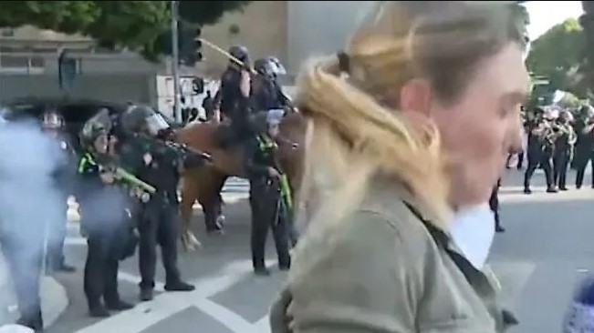 EEUU: balearon a una periodista en vivo durante las protestas en Los Ángeles