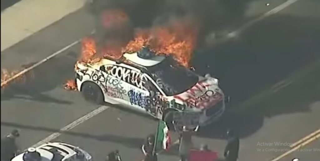 Violentos incidentes en las protestas contra las medidas de Trump: patrulleros quemados, heridos y detenidos